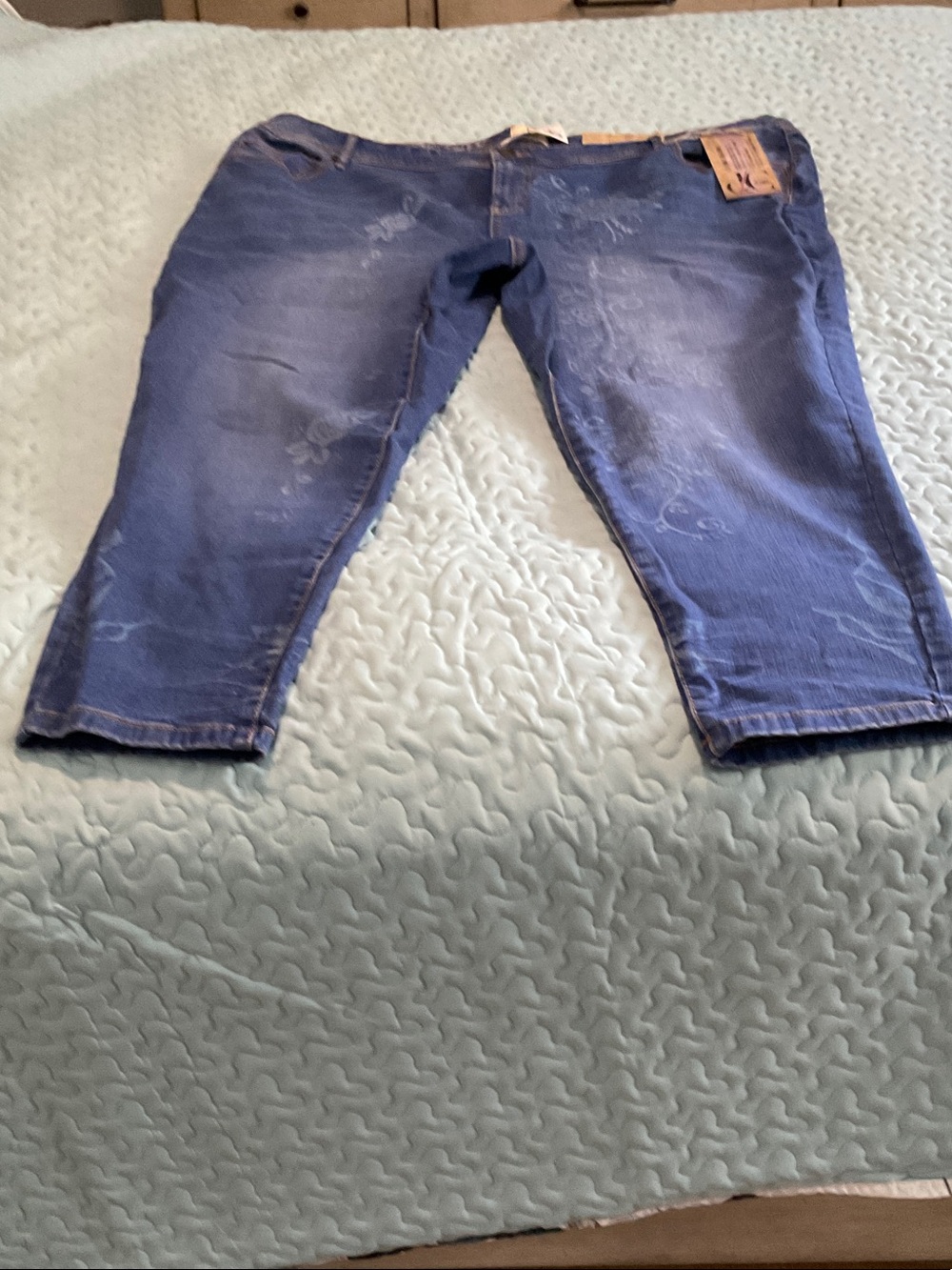 Plus-Size Cropped Floral-Embellished Jeans - Blue petite NWT